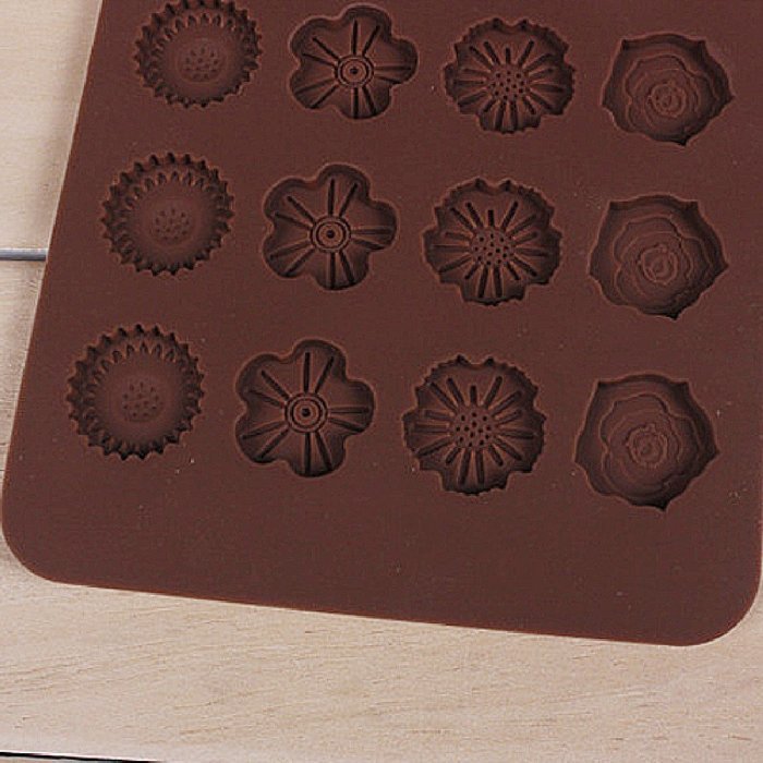 DUFUSTORE Chocolate Cake Candy Baking Silicone Bakeware Mould Flower Pattern Random Color N4