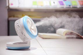 Rechargeable Humidifier Mini Misting Fan Desktop Fan Water Spray Fan with Built-in 2000 Mah Battery-Blue N11