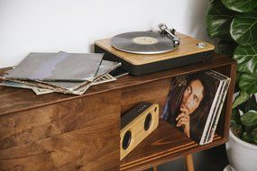 House of Marley Stir It Up Turntable with bonus Bob Marley Legend Album, Signature Black (EM-JT000RC-SB) N8