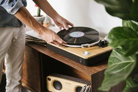 House of Marley Stir It Up Turntable with bonus Bob Marley Legend Album, Signature Black (EM-JT000RC-SB) N9