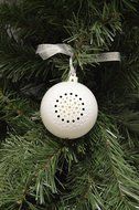 Life Made Tree Tunes Christmas Ornament Bluetooth Speaker for Smartphones - Retail Packaging - Green N14