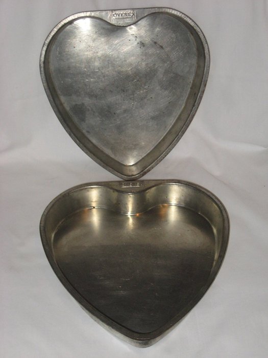 Set Of 2 - Vintage Ovenex Heart Shaped 9 1/2 x 8 1/2 x 1 1/2" Cake Baking Pan