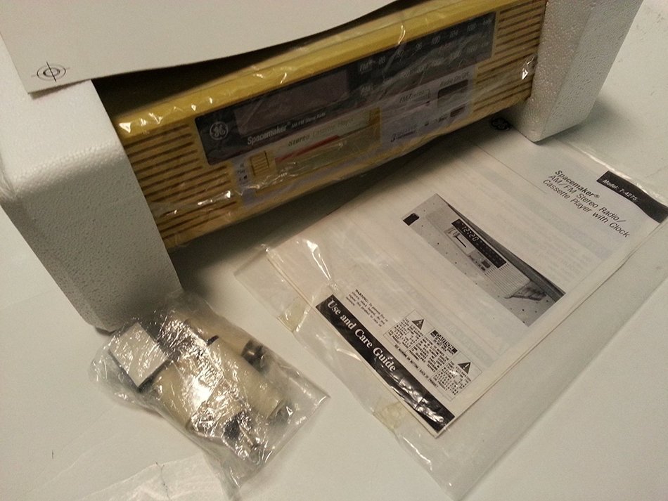 GE Spacemaker Entertainment Center Undercabinet Mounted AM/FM/FM Stereo Radio with Stereo Cassette Player and... N3