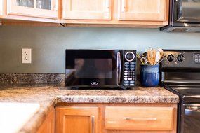 Oster OGB8903 Digital Microwave Oven, 0.9 Cubic Feet, Black