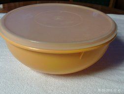 TUPPERWARE FIX N MIX BOWL 26 CUP BUTTERSCOTCH WITH SHEER SEAL