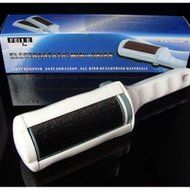 Gadfly- Lint / Dust / Pet Hair Remover Brush for Clothing or Furniture.(white) N6
