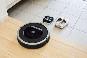 iRobot Roomba R870060 Vacuum Cleaning Robot, Black N6