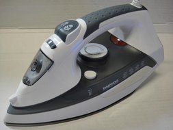 Daewoo DSI-9245 2200-watt Dry/Steam Iron, 220V