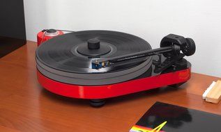 Pro-Ject RPM5 Carbon DC Turntable with Blue Point II Cartridge- White N4