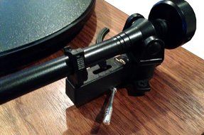 SOTA MOONBEAM series III Turntable with REGA S202 tonearm-Genuine Walnut finish-Made in USA! N3