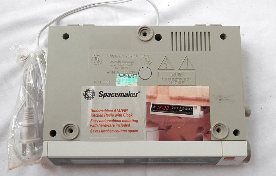 G E Spacemaker AM/FM Radio with Led Display Clock Model No 7-4212B