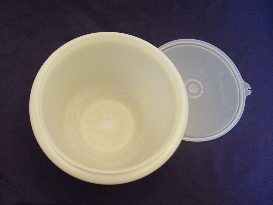 Vintage Tupperware Small Mixing Bowl #270-6 with Lid #238-41 N2