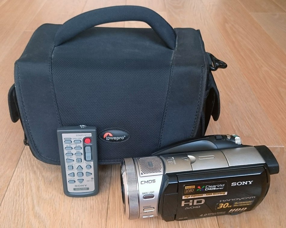 Sony HDR-SR1E PAL AVC HD 30GB Hard-Disc Handycam(R) Camcorder