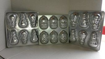 2 x Wilton Aluminum Mini Snowman Pan ( 3105-472, 1992) &amp; Mini Holiday Santa Faces Cake Pan (502-3878, 1983) Muffin...