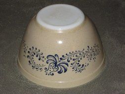 1970&#039;s Pyrex &quot; Homestead &quot; 750 ml Mixing Batter Nesting Bowl #401
