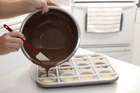 Mrs. Fields Bakeware Bake N Stuff Cupcake Pan Makes 6 Candy Filled Cupcakes, Black N2