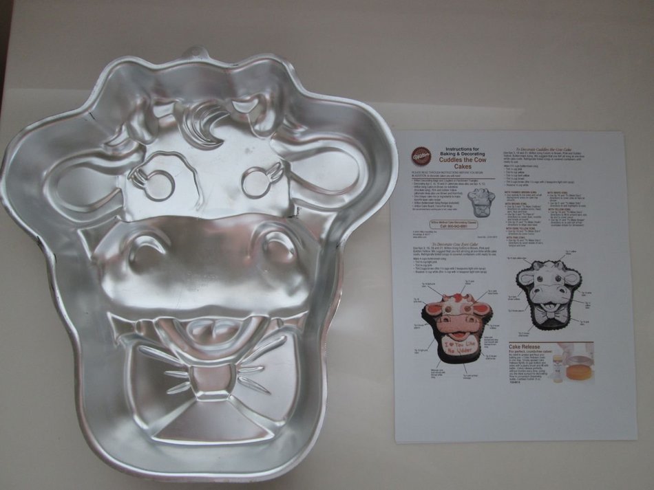 Wilton Cuddles the Cow Cake Pan (2105-2875, 1988)