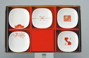 Saikai Pottery Red based patterns small plates from Japan 52290