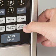 Westinghouse WCM11100W 1000 Watt Counter Top Microwave Oven, 1.1 Cubic Feet, White Cabinet N6