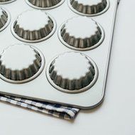 Astra Gourmet 12-Cavity Carbon Steel Mini Fluted Tart Pan/Quiche Pan/Pie Pan/Baking Tray with Matching Plastic... N2