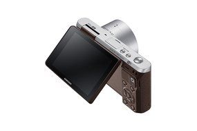 Samsung NX Mini 20.5MP CMOS Smart WiFi &amp; NFC Mirrorless Digital Camera with 9-27mm Lens and 3" Flip Up LCD Touch... N135