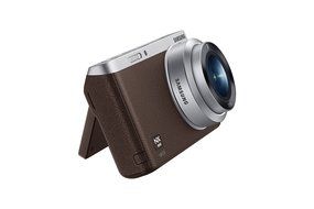 Samsung NX Mini 20.5MP CMOS Smart WiFi &amp; NFC Mirrorless Digital Camera with 9-27mm Lens and 3" Flip Up LCD Touch... N140