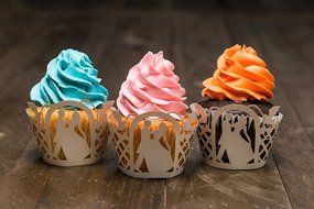 Bride Cupcake Wrappers x 100pcs in shimmering ivory white. 22 different wraps to make your wedding or birthday... N8