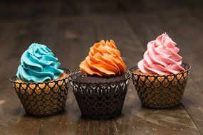 Bride Cupcake Wrappers x 100pcs in shimmering ivory white. 22 different wraps to make your wedding or birthday... N12