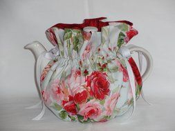 Pretty Roses Print 6 Cup Reversible Tea Pot Cozy