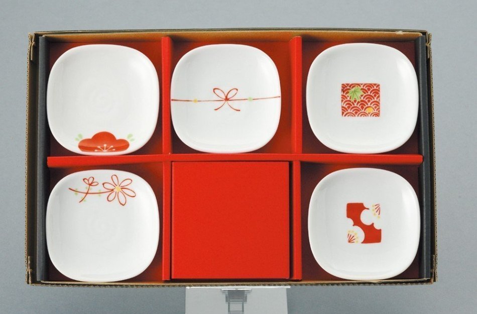 Saikai Pottery Red based patterns small plates from Japan 52290