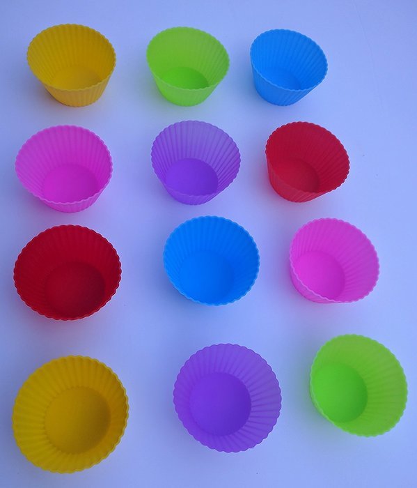 Muffin Pan & Cupcake Liners of Silicone by Le Cocina. Safe & Easy to Clean includes a 12 cup red silicone cupcake...