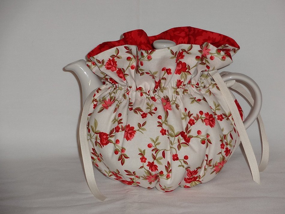Pretty Red Floral on Cream 6 Cup Reversible Tea Pot Cozy
