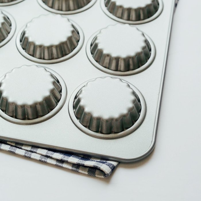 Astra Gourmet 12-Cavity Carbon Steel Mini Fluted Tart Pan/Quiche Pan/Pie Pan/Baking Tray with Matching Plastic... N2