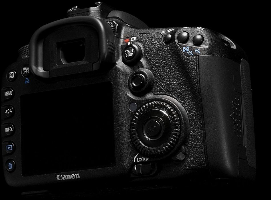 Canon EOS 7D 18 MP CMOS Digital SLR Camera with 28-135mm f/3.5-5.6 IS USM Lens (discontinued by manufacturer) N27