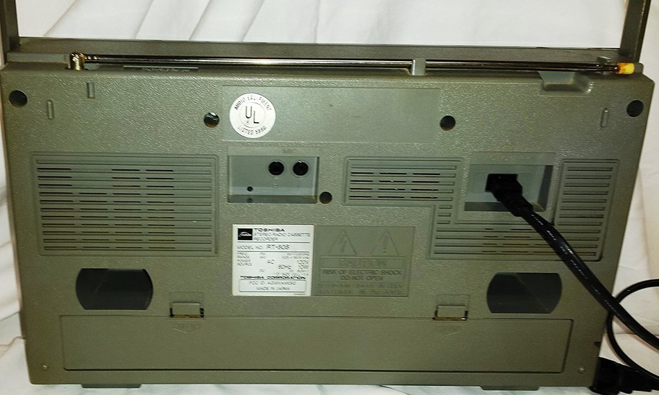 TOSHIBA BOOM BOX-GETTO BLASTER AM/FM RADIO CASSETTE PLAYER-RECORDER N4