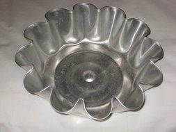 Set Of 2 - Vintage Scalloped / Crimped 8 1/2 x 3 Inch Aluminum Jell-O Mold Cake Baking Pan