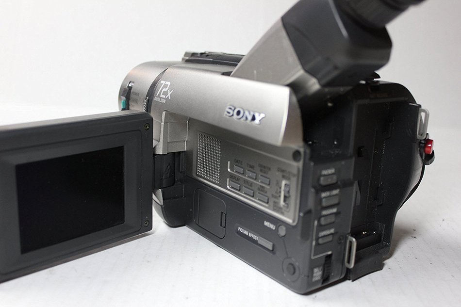 Sony CCDTRV75 Hi8 Handycam Camcorder 72x Digital Zoom N2