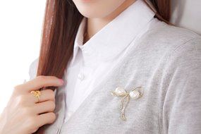 OCTCHOCO Bow Brooches Imitation Pearl Simple Bowknot Clip Pin for Women Dress Shawl (Gold)