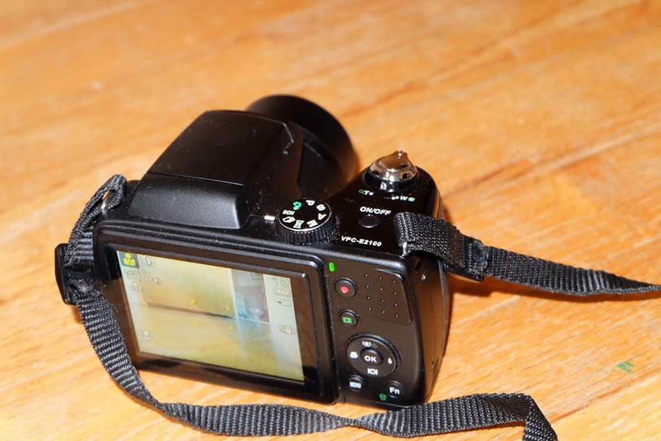 Sanyo VPC-E2100BK 14MP Digital Camera, 14MP, 21x zoom (25mm wide), 3" (460k) LCD, CCD Sensor Shift image stabilization... N2
