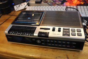 Vintage Ge Dual Alarm Am/fm Cassette Player Recorder Radio Clock #7-4956b