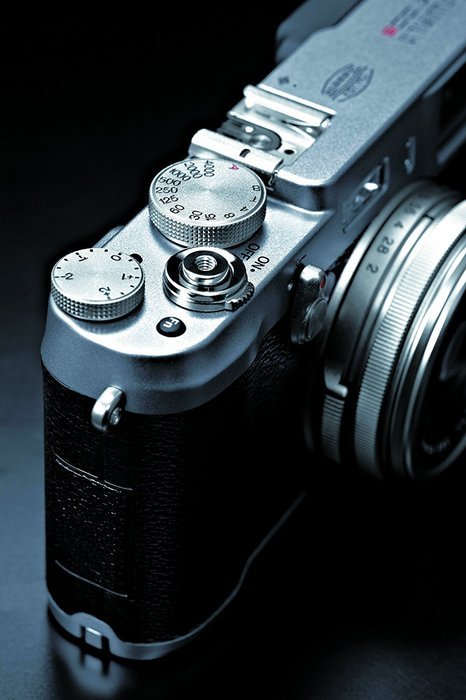 Fujifilm X100S 16 MP Digital Camera with 2.8-Inch LCD (Silver) (OLD MODEL) N2