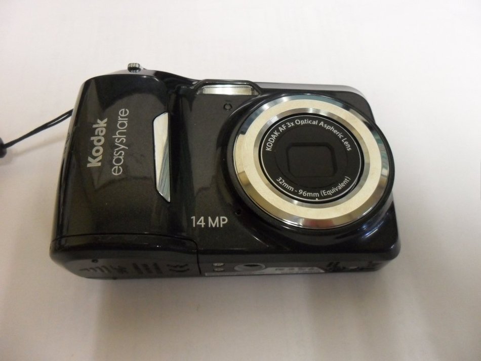 14MP Kodak EASYSHARE CD153 digital camera bundle