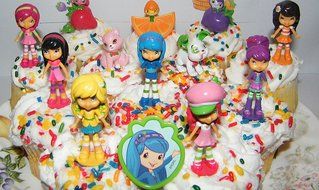 Strawberry Shortcake Deluxe Mini Cake Toppers Cupcake Decorations Set of 13 with 12 Figures and a Toyring featuring... N3