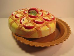 Oggi Ceramic Pie Plate and Cover, Apple Design, 11 Inches