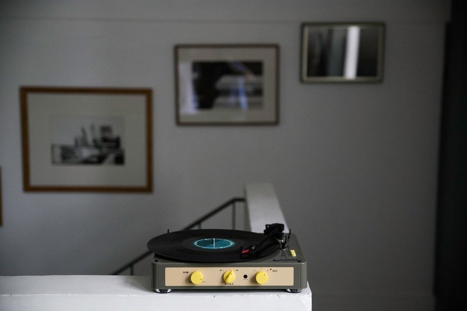 Gadhouse Brad Vintage Record Player 3-speed Turntable Built in Bluetooth, Stereo Speakers, Headphone Jack, Aux... N5