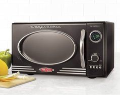 Nostalgia Electrics RMO400BLK Retro Series 0.9-Cubic Foot Microwave Oven, Black N2