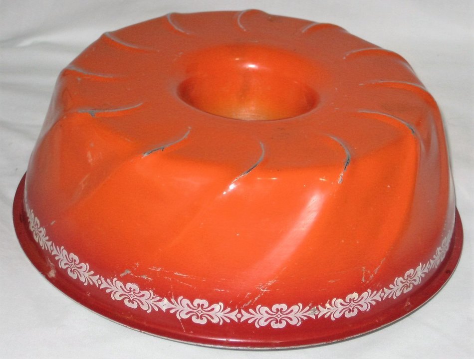 Vintage Brownish Orange 10 x 3 1/2 Inch Fluted Bundt Caking Baking Pan N2