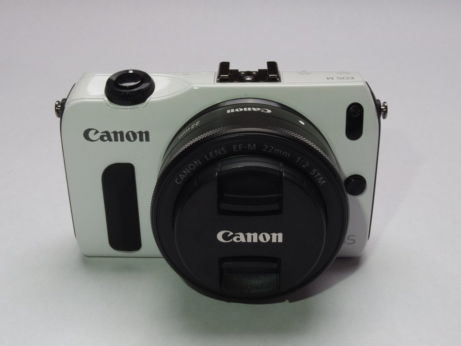 Canon EOS-M Mirrorless Digital Camera with EF-M 18-55mm f/3.5-5.6 IS STM Lens (White)