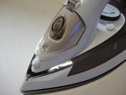 Daewoo DSI-9255 2200-watt Auto-Shut Off Steam Iron, 220V N2