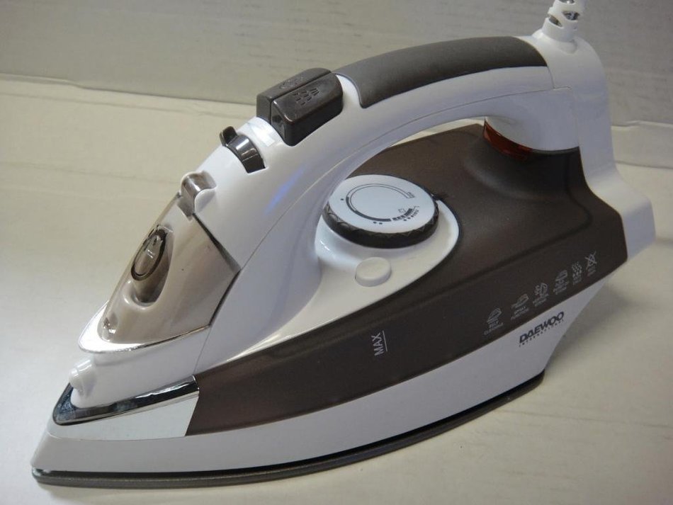 Daewoo DSI-9255 2200-watt Auto-Shut Off Steam Iron, 220V